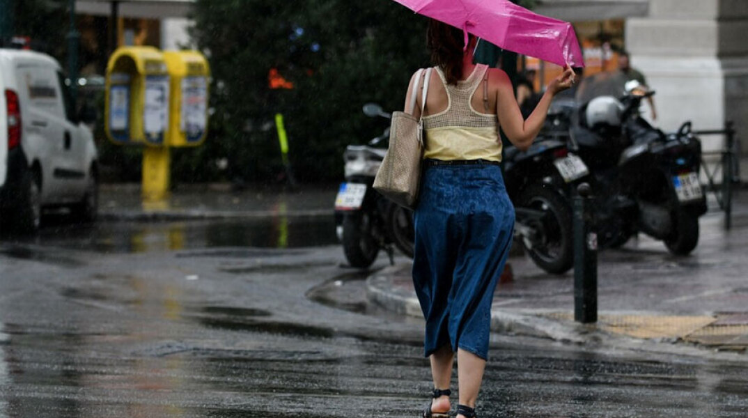 Κοπέλα με ομπρέλα στη βροχή (ΦΩΤΟ ΑΡΧΕΙΟΥ)