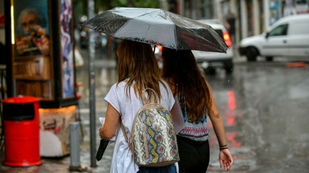 Κοπέλες με ομπρέλα στη βροχή 