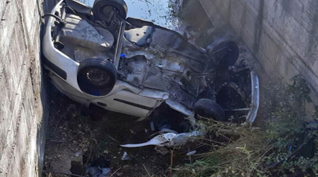 Αυτοκίνητο έχει πέσει σε αρδευτικό κανάλι στην Κατερίνη