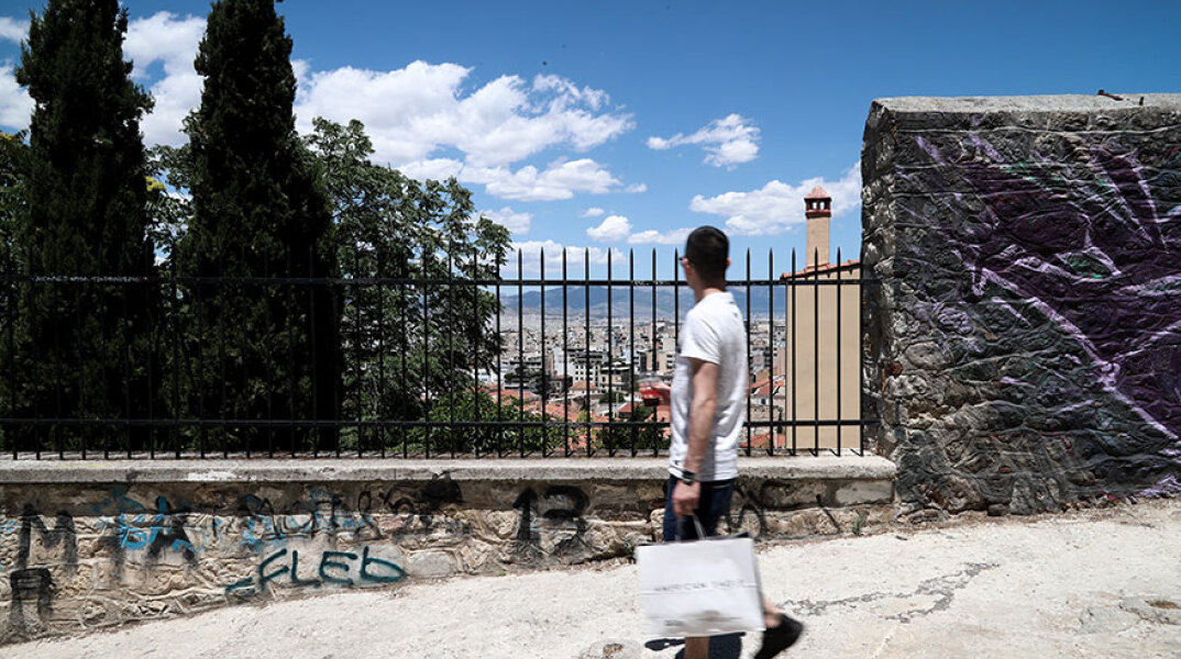 Τουρίστας με στραμμένο το βλέμμα στην Αθήνα (ΦΩΤΟ ΑΡΧΕΙΟΥ) - Τα νέα κρούσματα κορωνοϊού σήμερα Τετάρτη 22 Σεπτεμβρίου 2021 ανακοίνωσε ο ΕΟΔΥ