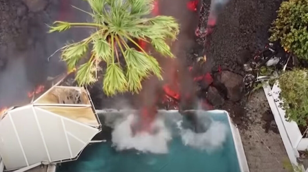 Η στιγμή που η λάβα από το ηφαίστειο στη νήσο Λα Πάλμα της Ισπανίας καταλήγει σε πισίνα
