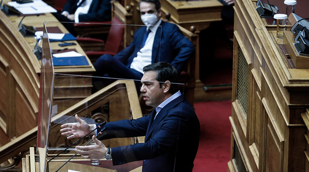 Αλέξης Τσίπρας και Κυριάκος Μητσοτάκης στη Βουλή (ΦΩΤΟ ΑΡΧΕΙΟΥ)