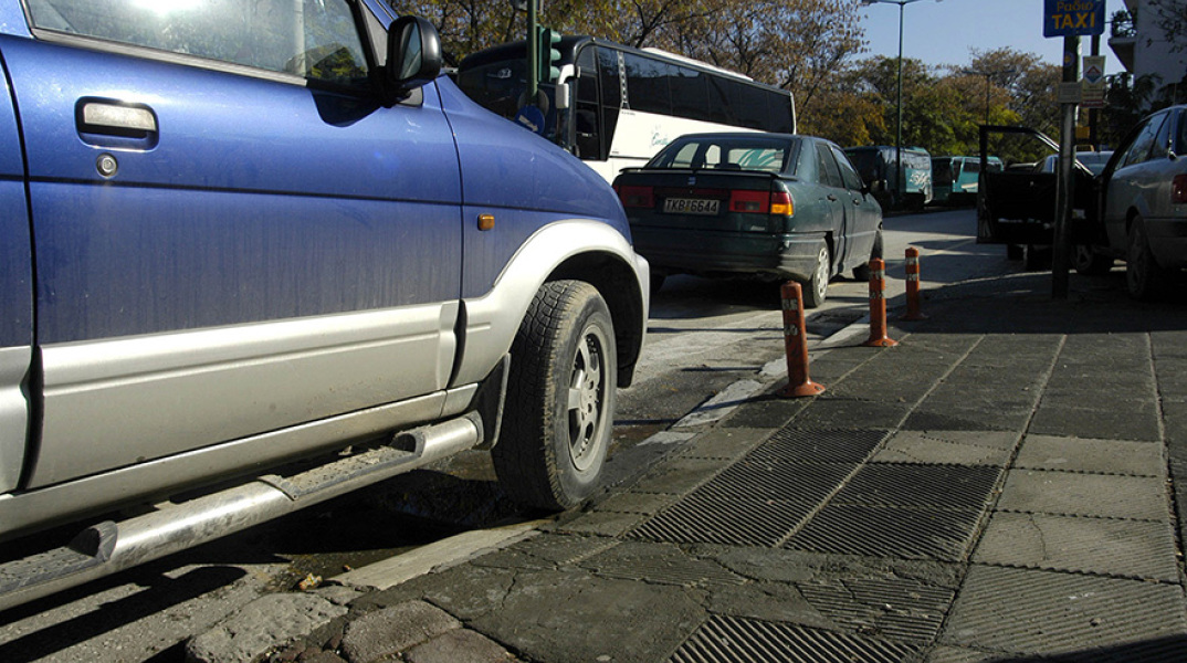 Παράνομο παρκάρισμα πάνω στο πεζοδρόμιο