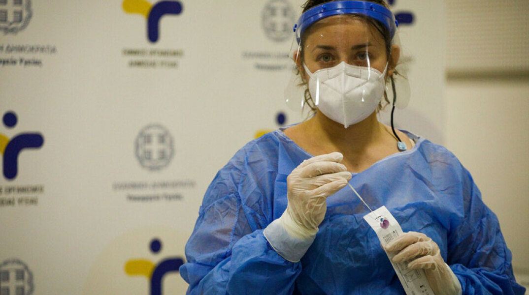 Υγειονομικός στο Σύνταγμα διενεργεί rapid test για τον κορωνοϊό (ΦΩΤΟ ΑΡΧΕΙΟΥ) - Σε 167 σημεία τα κινητά κλιμάκια του ΕΟΔΥ την Πέμπτη 23 Σεπτεμβρίου 2021