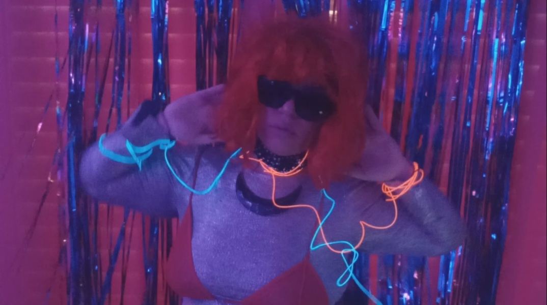 Η τραγουδίστρια Billie Supernatural με κόκκινη περούκα