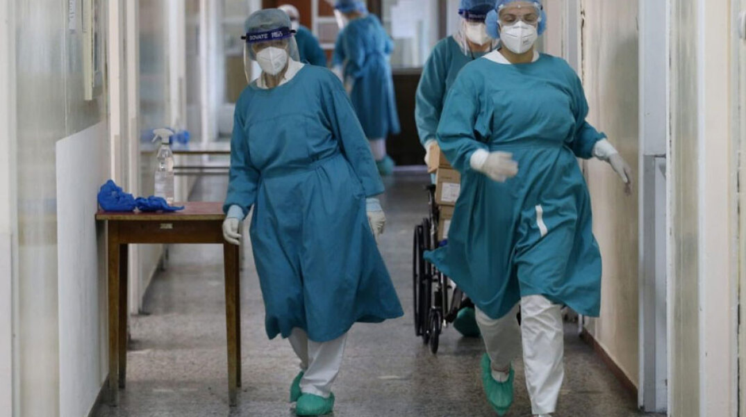 Νοσηλεύτριες με προστατευτική στολή για κορωνοϊό σε νοσοκομείο