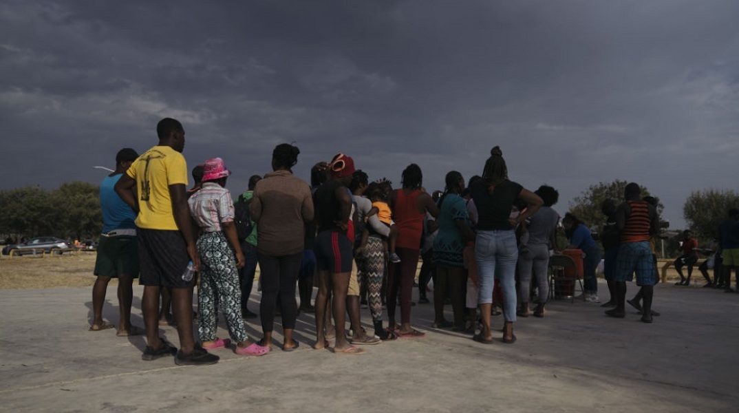 Μετανάστες από την Αιτή στα σύνορα με τις ΗΠΑ