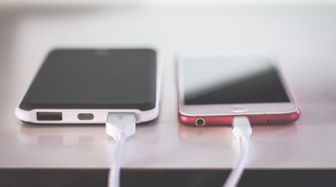 Κινητό την ώρα που φορτίζει 