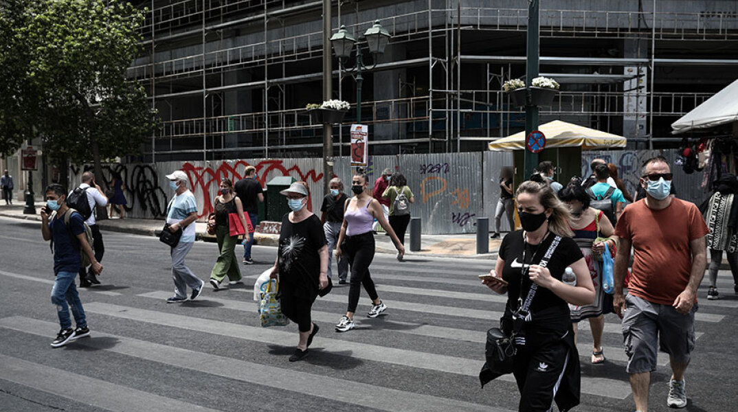 Πολίτες με μάσκα για τον κορωνοϊό διασχίζουν διάβαση πεζών στην Αθήνα (ΦΩΤΟ ΑΡΧΕΙΟΥ) - Τα κρούσματα σήμερα Πέμπτη 23 Σεπτεμβρίου 2021 ανακοίνωσε ο ΕΟΔΥ