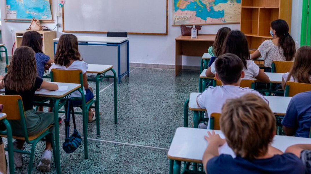 Παιδιά με μάσκα για τον κορωνοϊό σε σχολική αίθουσα (ΦΩΤΟ ΑΡΧΕΙΟΥ) - Αναλυτικά στοιχεία για τα κρούσματα σε σχολεία παρουσίασε το Υπουργείο Παιδείας