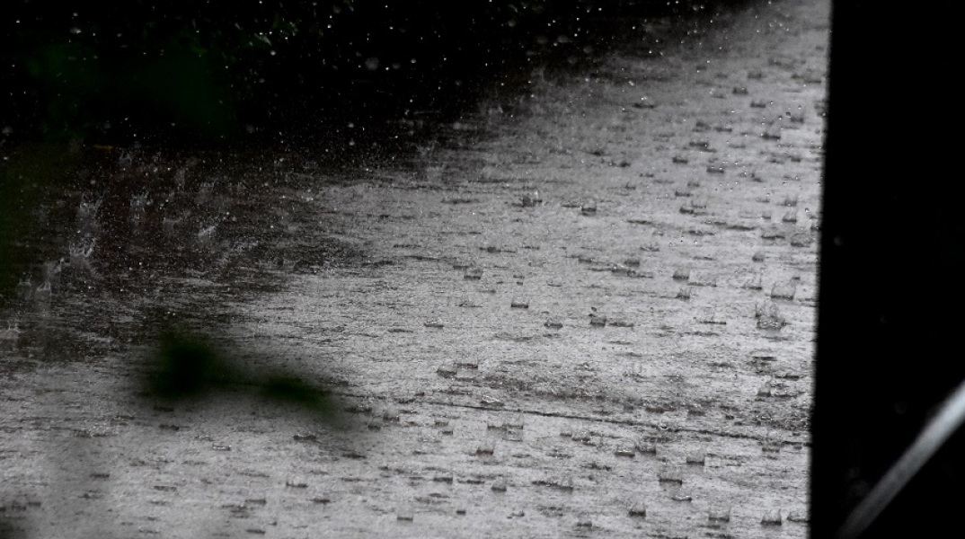 Καιρός: Ισχυρές βροχές πλήττουν την Εύβοια και τις Σποράδες 