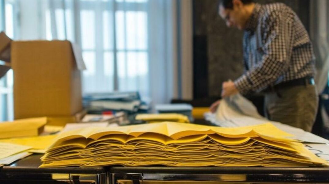 Προετοιμασίες σε εκλογικό κέντρο για τις γερμανικές εκλογές 