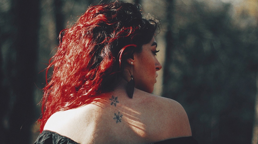 Η πλάτη ενός κοριτσιού.