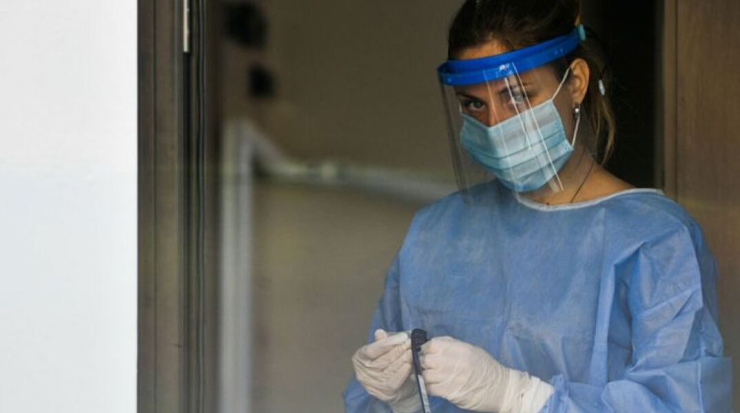 Υγειονομικός ετοιμάζει self test για κορωνοϊό