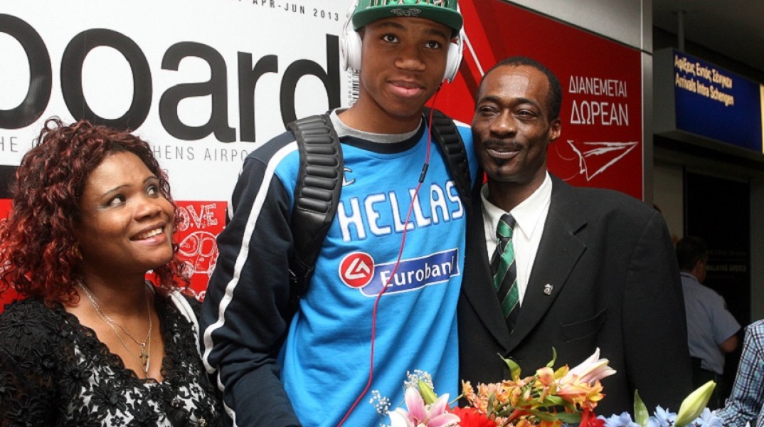 Ο Γιάννης Αντετοκούνμπο με τους γονείς του