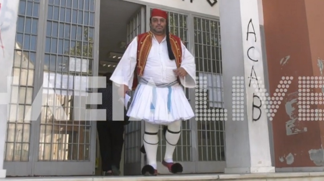 Πύργος: Αρνητής οδηγήθηκε στα δικαστήρια ντυμένος τσολιάς 