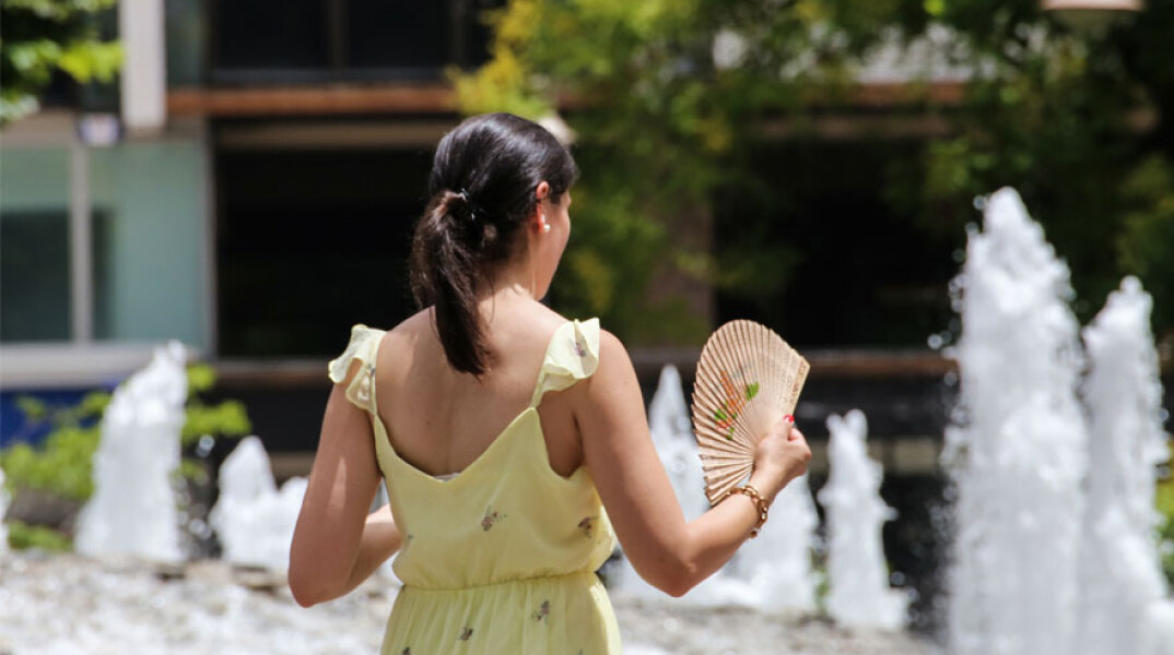 Κοπέλα με βεντάλια στο Σύνταγμα (ΦΩΤΟ ΑΡΧΕΙΟΥ) - Ζεστός ο καιρός σήμερα Κυριακή 26 Σεπτεμβρίου 2021