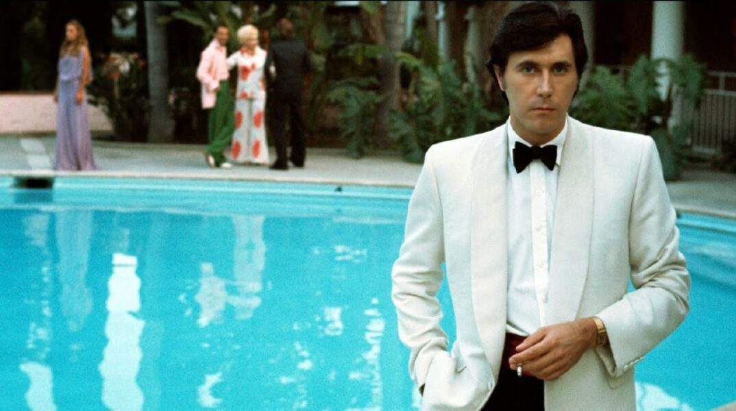 Ο τραγουδιστής Bryan Ferry με λευκό σμόκιν σε πισίνα
