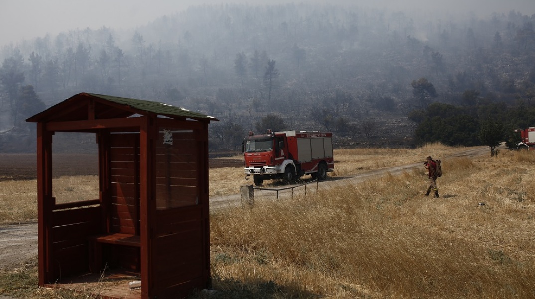 Πυροσβέστες επιχειρούν σε πυρκαγιά