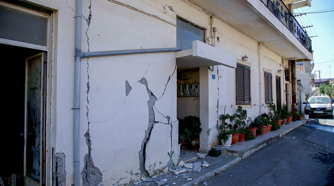 Ζημιές σε κτίριο στο Αρκαλοχώρι - Ο σεισμός στο Ηράκλειο Κρήτης είχε μέγεθος 5,8 Ρίχτερ