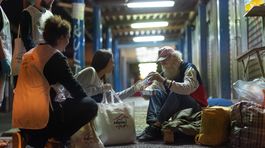 Η Μαριάννα μοιράζει αγάπη στους άστεγους της Αθήνας