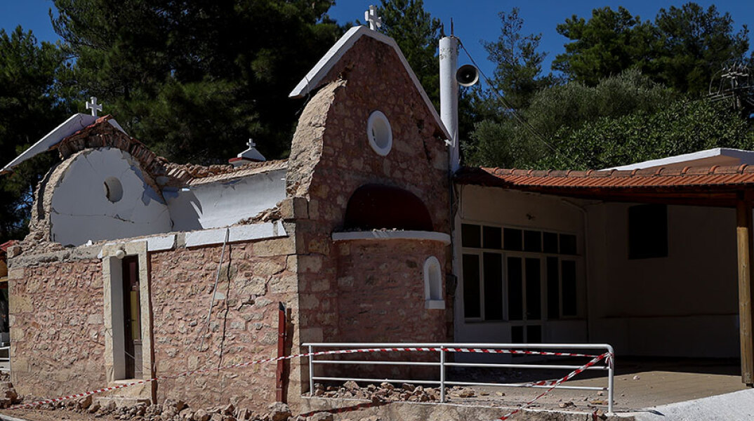 Ζημιές σε εκκλησάκι στο Ηράκλειο Κρήτης μετά τον σεισμό - Ένας 62χρονος σκοτώθηκε όταν καταπλακώθηκε μετά την κατάρρευση εκκλησίας