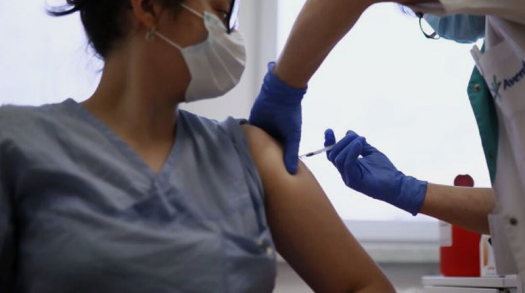 Υγειονομικός εμβολιάζεται για τον κορωνοϊό (ΦΩΤΟ ΑΡΧΕΙΟΥ) - Στις 30 Σεπτεμβρίου ανοίγει η πλατφόρμα των ραντεβού για την τρίτη δόση εμβολίου σε υγειονομικούς