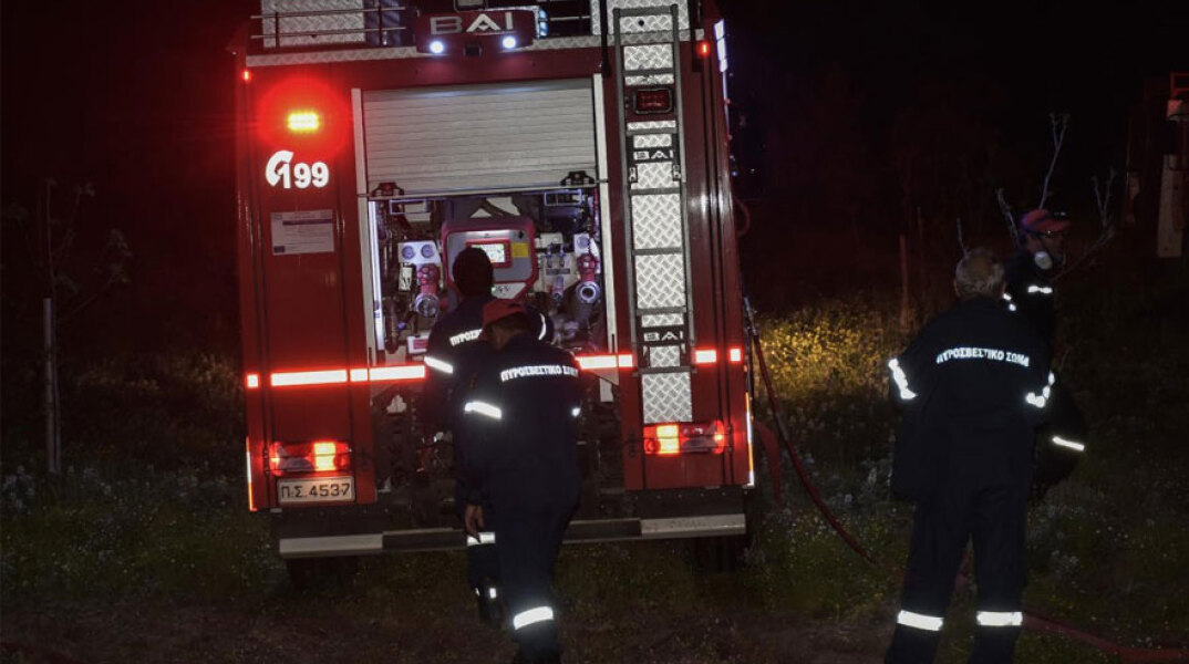 Πυροσβέστες σε δασική πυρκαγιά (ΦΩΤΟ ΑΡΧΕΙΟΥ) - Φωτιά τώρα στα Σπάτα προκάλεσε την κινητοποίηση της Πυροσβεστικής Υπηρεσίας