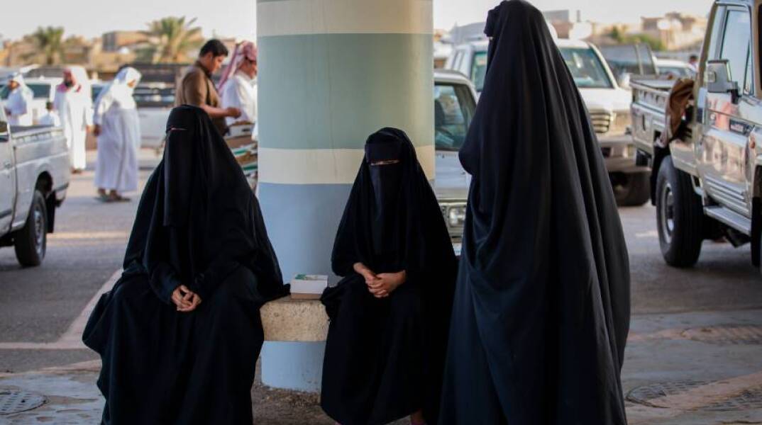 Γυναίκες με μπούρκα στην τοπική αγορά στο Buraidah της Σαουδικής Αραβίας