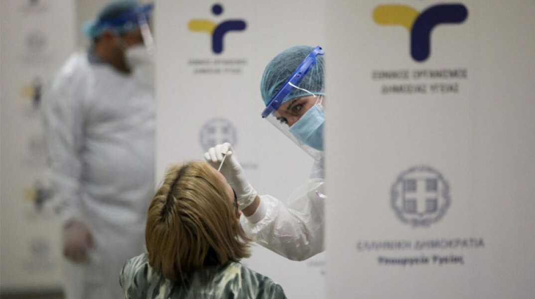 Υγειονομικός κάνει δωρεάν rapid test για κορωνοϊό σε πολίτη στον σταθμό Μετρό «Σύνταγμα» (ΦΩΤΟ ΑΡΧΕΙΟΥ) - Σε 162 σημεία τα κινητά κλιμάκια την Τρίτη 28 Σεπτεμβρίου 2021