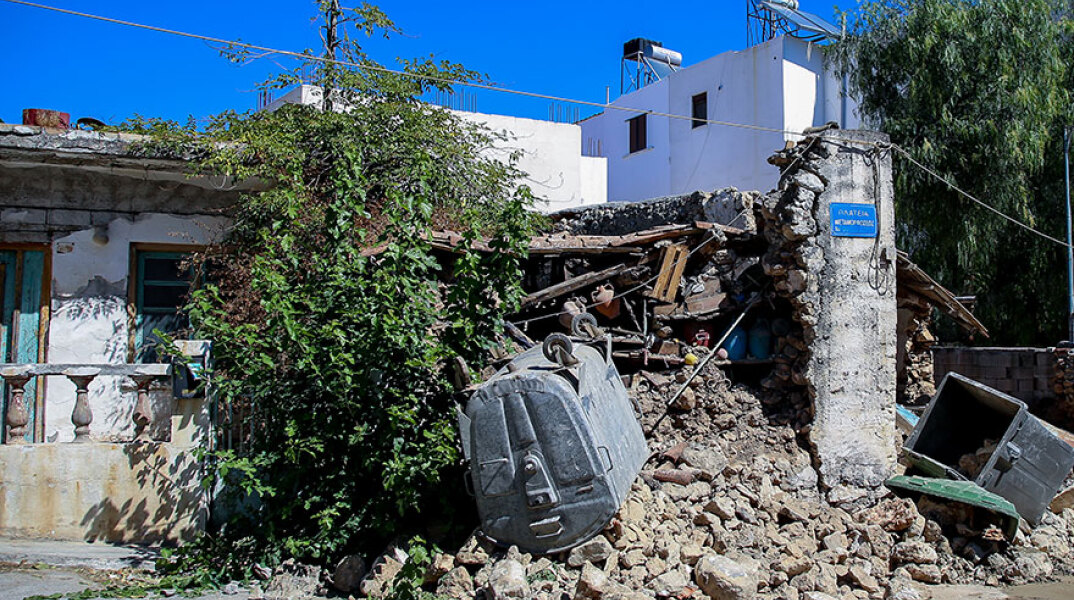 Κατεστραμμένο κτίριο στο Αρκαλοχώρι μετά τον ισχυρό σεισμό στο Ηράκλειο Κρήτης