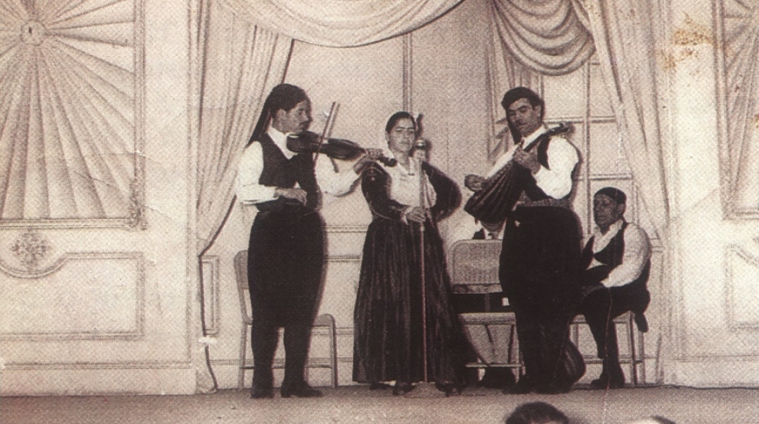 Ο βιολιστής Γιώργος Κονιτόπουλος, η Ειρήνη Κονιτοπούλου Λεγάκη και ο λαουτιέρης Φυρογένης στο Παλλάς