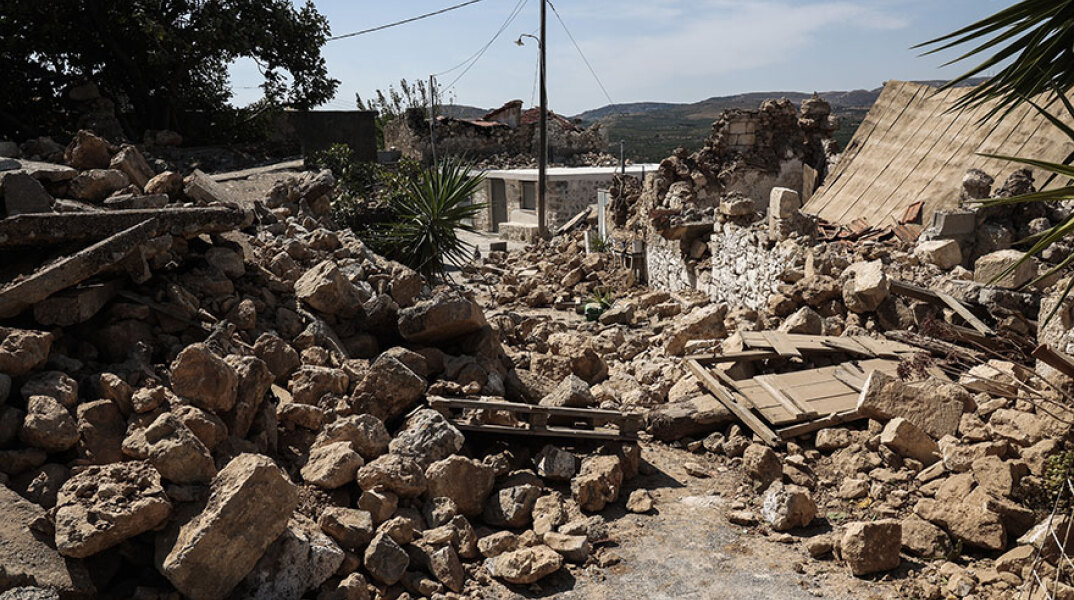 Κατεστραμμένα κτίρια στο Αρκαλοχώρι μετά τον σεισμό στο Ηράκλειο Κρήτης