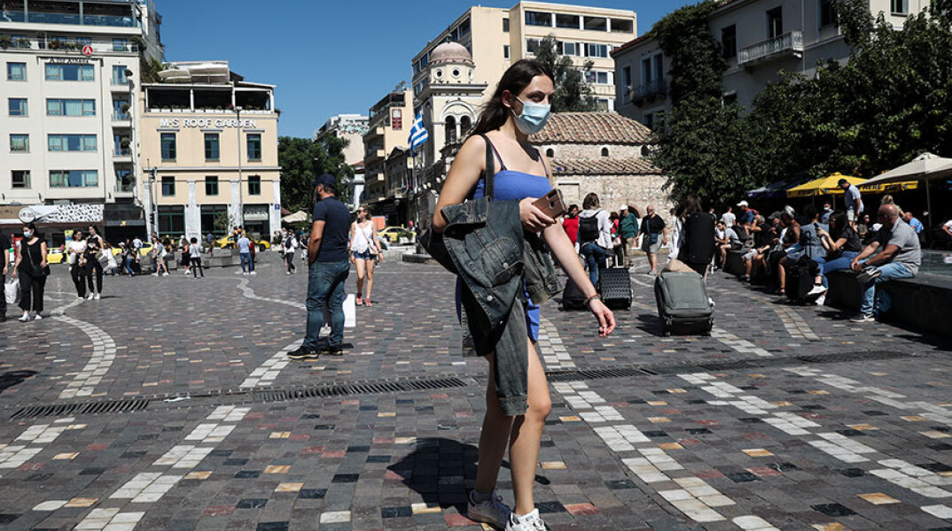 Κοπέλα με μάσκα για τον κορωνοϊό στο Μοναστηράκι (ΦΩΤΟ ΑΡΧΕΙΟΥ) - Τα κρούσματα σήμερα Τρίτη 28 Σεπτεμβρίου 2021 ανακοίνωσε ο ΕΟΔΥ