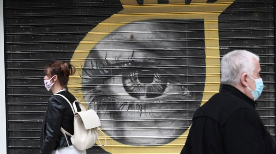 Πολίτες με μάσκα για τον κορωνοϊό (ΦΩΤΟ ΑΡΧΕΙΟΥ) - Προβληματισμός από τις νέες μετρήσεις για κορωνοϊό στα λύματα την τελευταία εβδομάδα (20 - 26 Σεπτεμβρίου 2021)