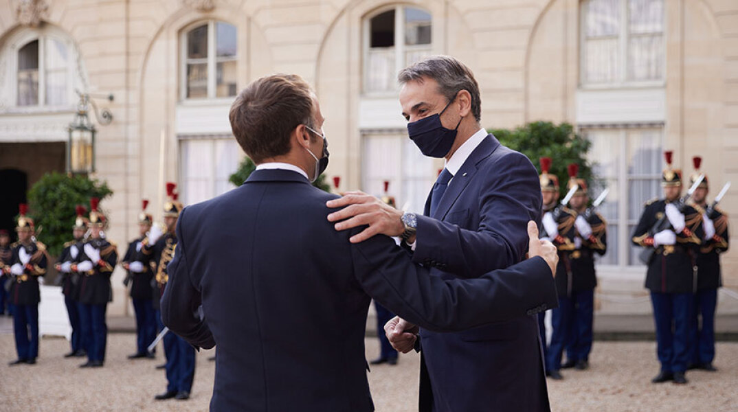 Κυριάκος Μητσοτάκης και Εμανουέλ Μακρόν στο Μέγαρο των Ηλυσίων στο Παρίσι - Οι δύο ηγέτες ανακοίνωσαν την αμυντική συμφωνία ανάμεσα σε Γαλλία και Ελλάδα