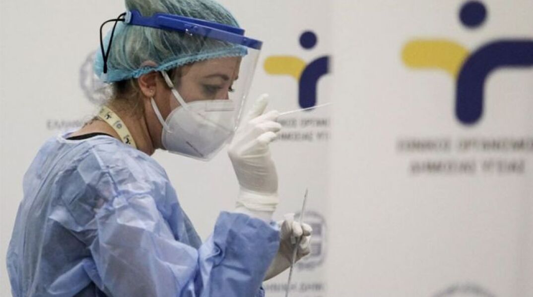 Υγειονομικός του ΕΟΔΥ διενεργεί δωρεάν rapid test για κορωνοϊό