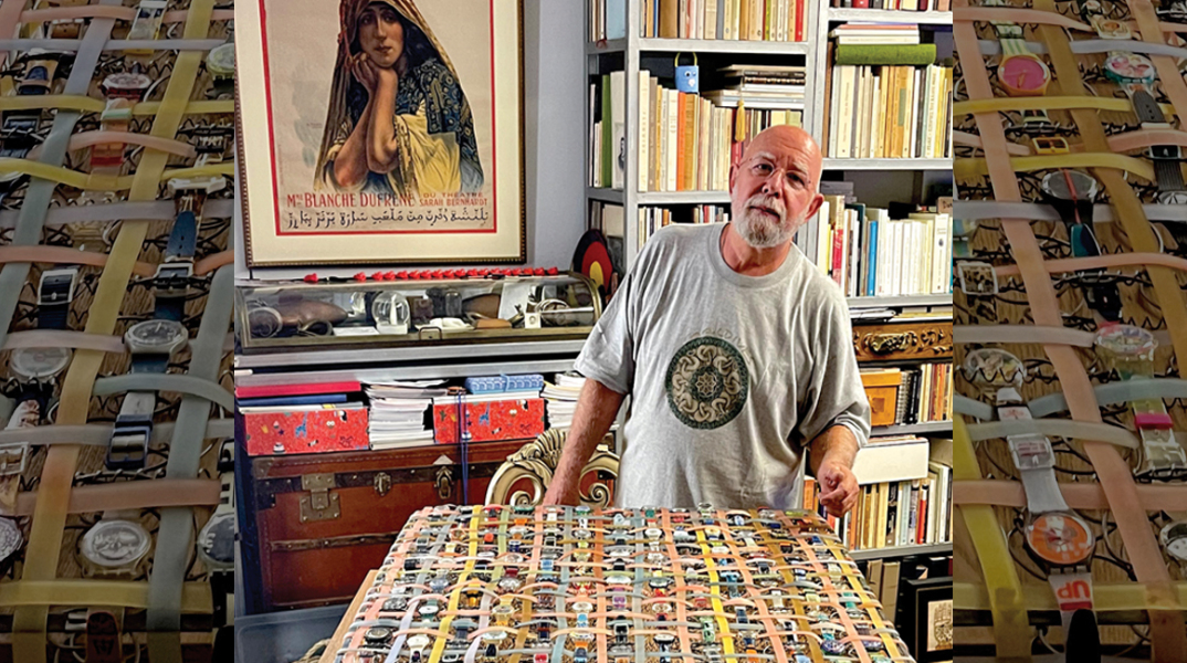 Ο Μάριος Βουτσινάς μπροστά από το έργο με τα 280 ρολόγια Swatch