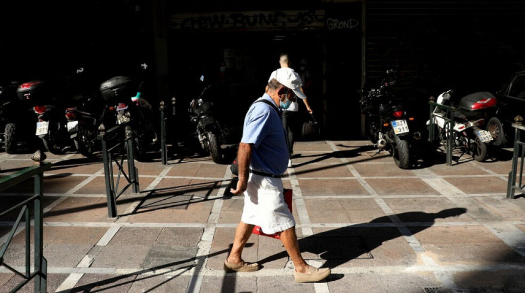 Συνταξιούχος περπατά στο κέντρο της Αθήνας (ΦΩΤΟ ΑΡΧΕΙΟΥ) - Ανακοίνωση για τα αναδρομικά και τις αυξήσεις στις συντάξεις εξέδωσε ο ΕΦΚΑ