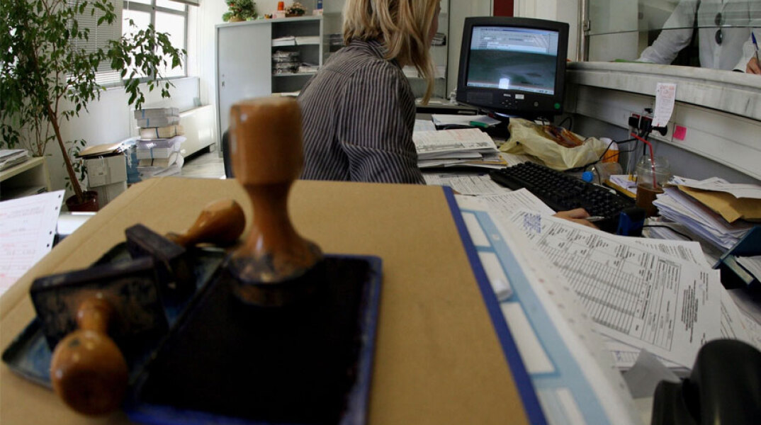 Δημόσιος υπάλληλος εξυπηρετεί πολίτη (ΦΩΤΟ ΑΡΧΕΙΟΥ) - Νέα μέτρα για την είσοδο και την εξυπηρέτηση του κοινού εισηγήθηκαν οι λοιμωξιολόγοι