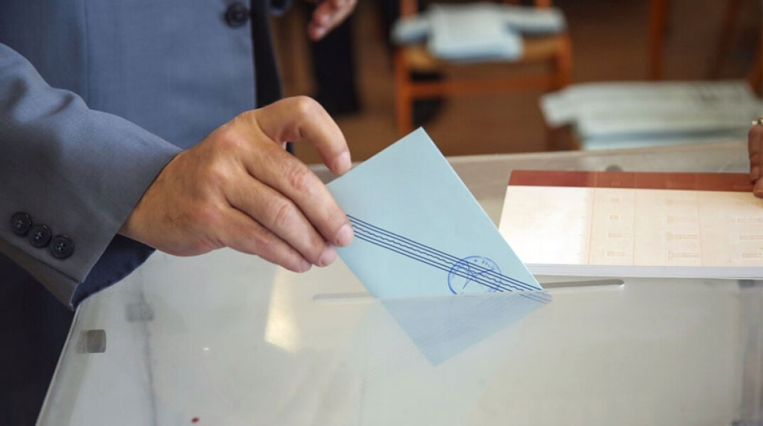 Ψηφοφόρος ρίχνει ψήφο στην κάλπη (ΦΩΤΟ ΑΡΧΕΙΟΥ)