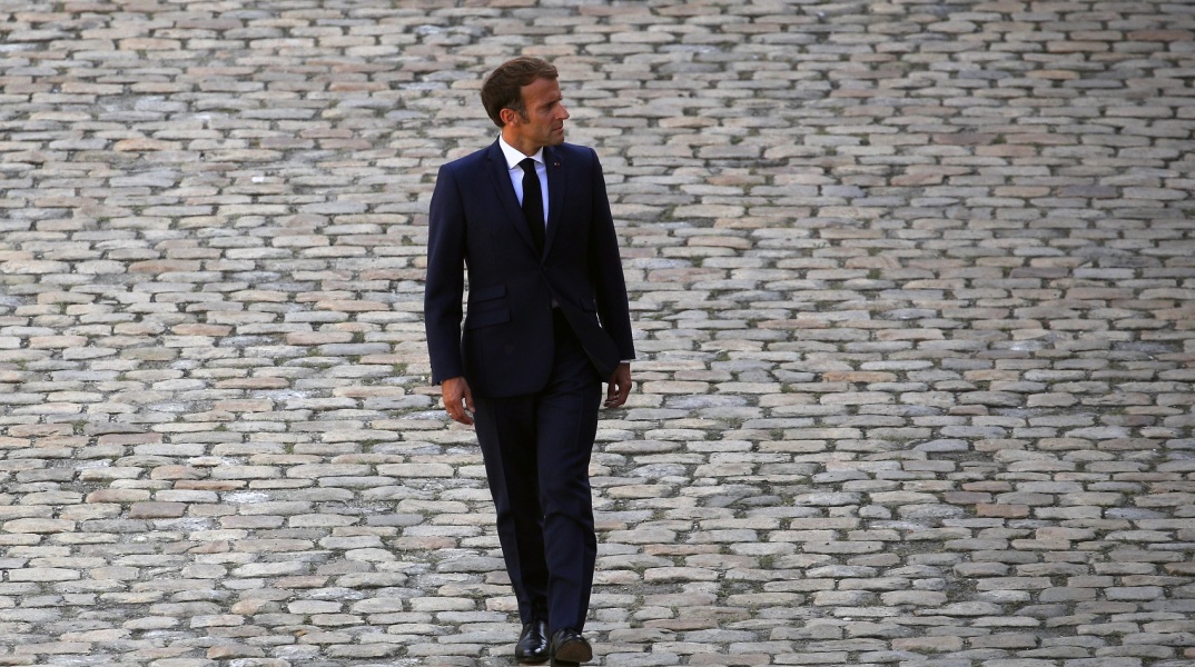 Ο πρόεδρος της Γαλλίας Εμανουέλ Μακρόν περπατά