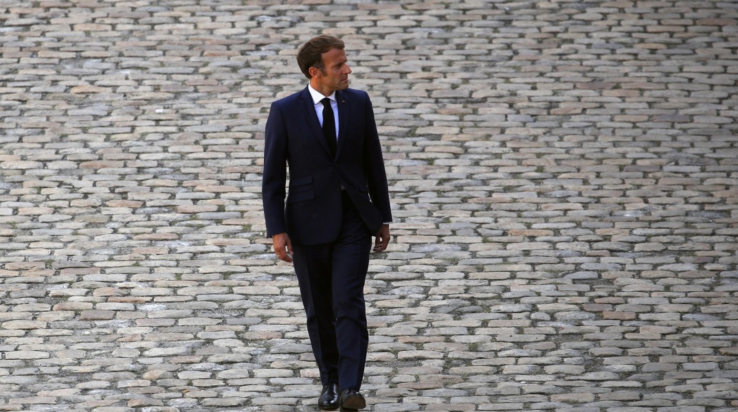 Ο πρόεδρος της Γαλλίας Εμανουέλ Μακρόν περπατά