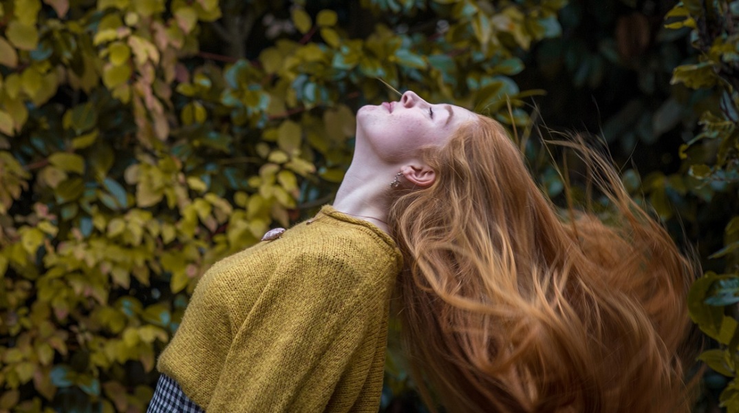 Ένα κορίτσι ποζάρει