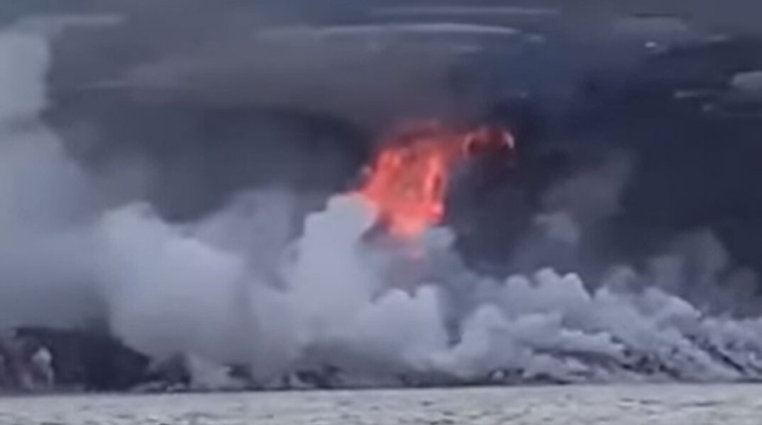 Λάβα από το ηφαίστειο στη νήσο Λα Πάλμα καταλήγει στη θάλασσα