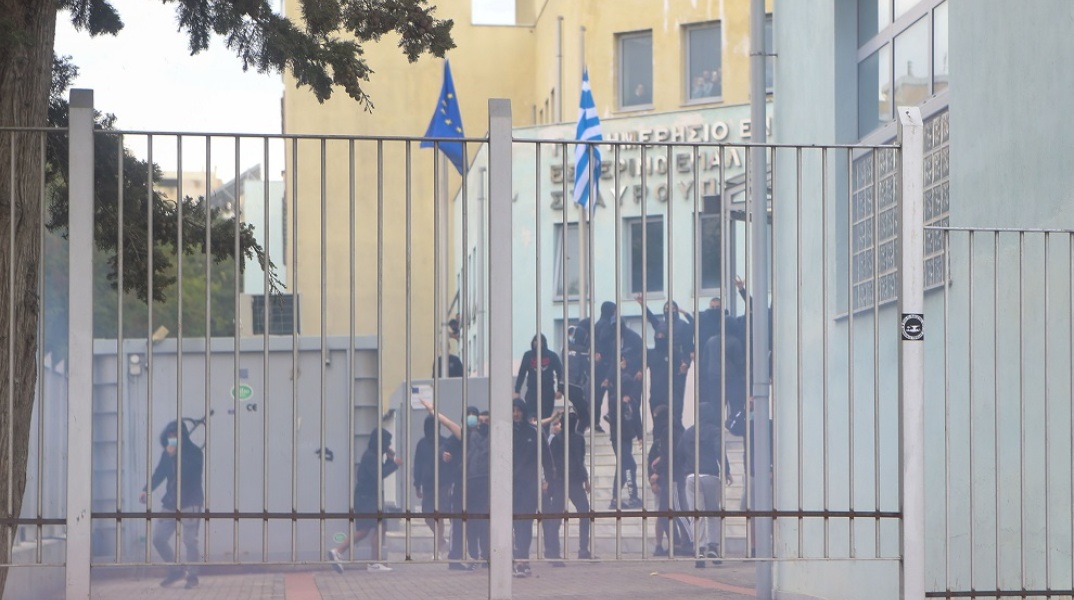 ΕΝΤΑΣΗ ΚΑΙ ΕΠΕΙΣΟΔΙΑ ΣΤΟ ΕΠΑΛ ΣΤΑΥΡΟΥΠΟΛΗΣ ΑΝΑΜΕΣΑ ΣΕ ΚΟΥΚΟΥΛΟΦΟΡΟΥΣ ΚΑΙ ΜΕΛΗ ΤΗΣ ΚΝΕ ΚΑΙ ΑΡΙΣΤΕΡΩΝ ΟΡΓΑΝΩΣΕΩΝ