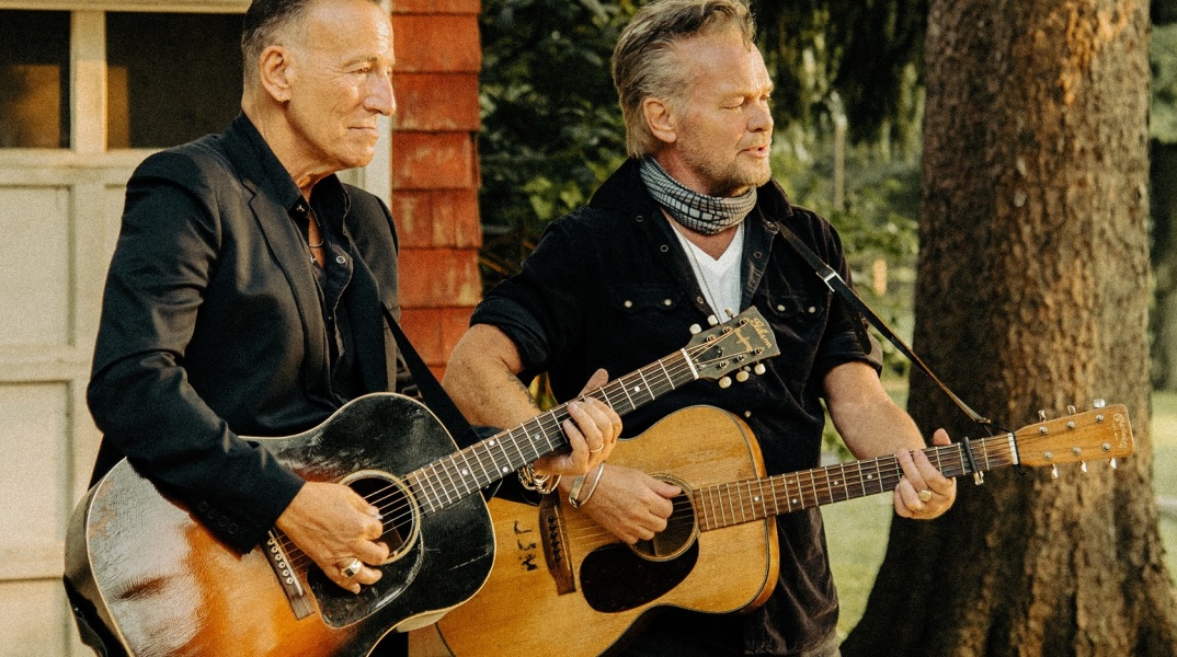 John Mellencamp, Bruce Springsteen κρατούν κλασικές κιθάρες