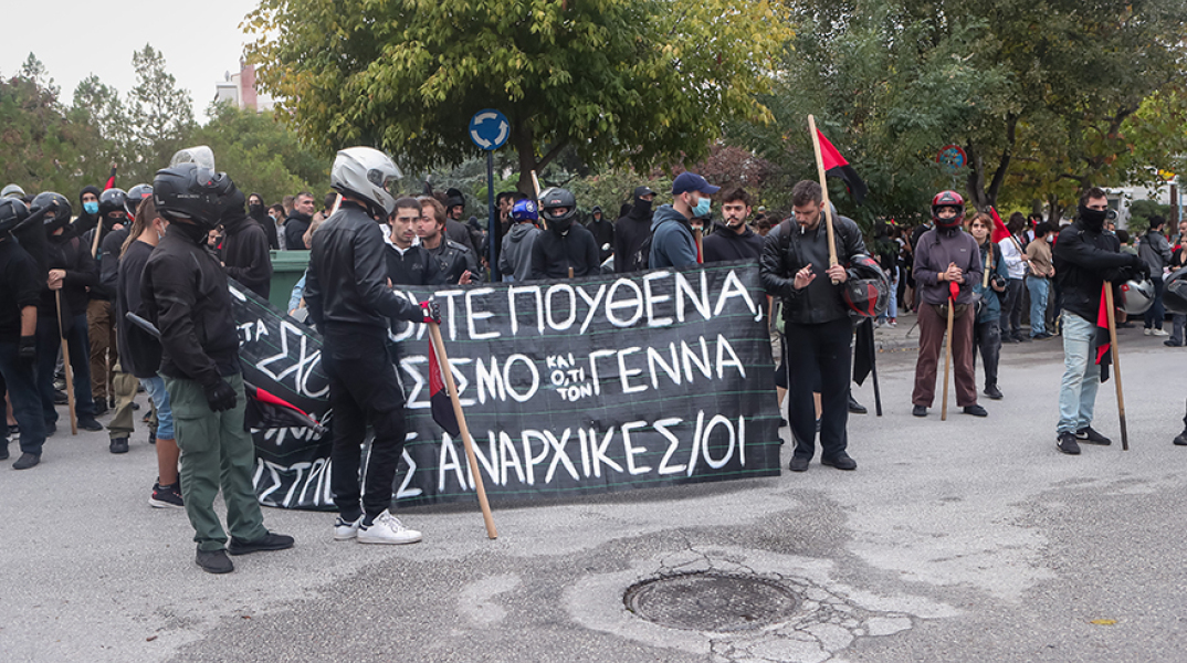 Σταυρούπολη: Ο χειρισμός των εφήβων από κόμματα και οργανώσεις