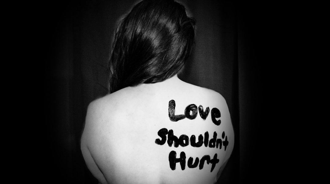 13 ατράνταχτα σημάδια ότι ζεις με έναν κακοποιητή