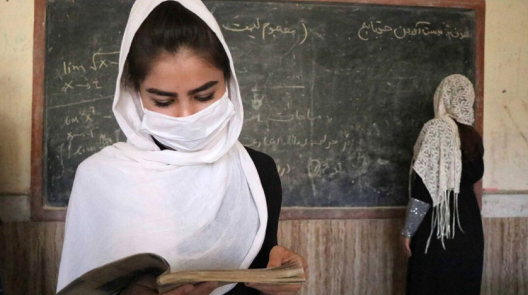 Αφγανιστάν: Μαθήτρια σε τάξη στην πόλη Χεράτ